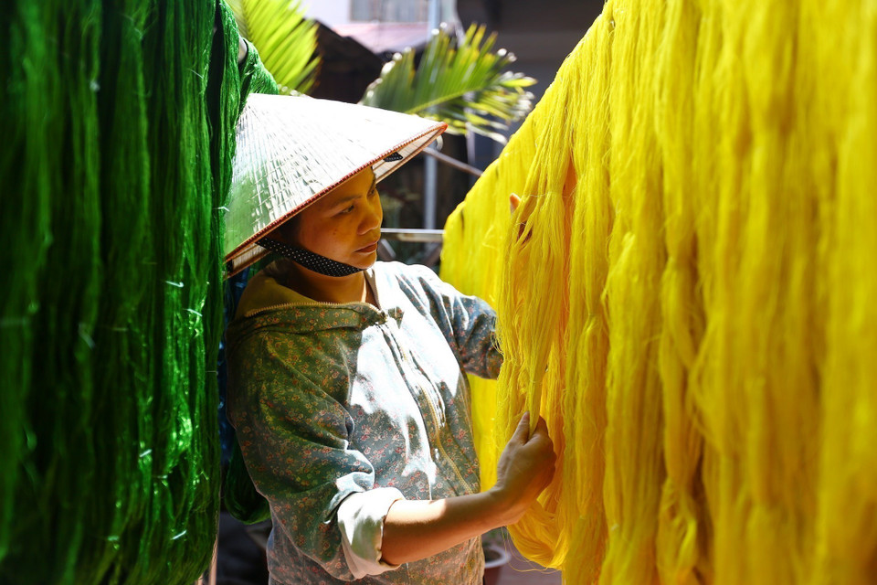 Silk drying after dyeing at artisan Nguyen Anh Son’s weaving workshop in Van Phuc. (Photo: VNA)