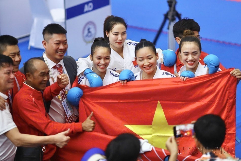 With a record of six gold, three silver, and two bronze medals - surpassing the set target - the Vietnamese karate team tops the table at the 33rd SEA Games in Thailand, marking the third consecutive time they have achieved this impressive result. (Photo: VNA)