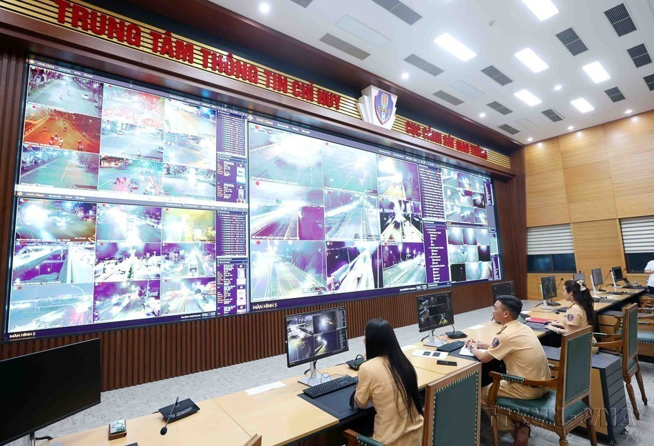The AI-powered traffic monitoring system operating round-the-clock at the Command Information Centre of the Traffic Police Department, Ministry of Public Security (July 2025). (Photo: VNA)