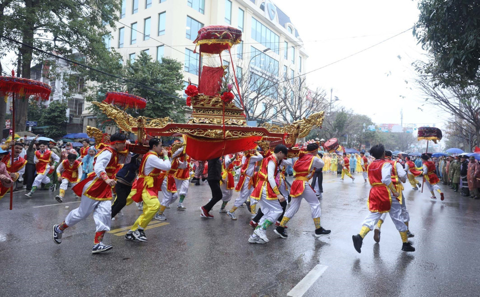 The festival features sacred rituals, palanquin processions, and vibrant folk games and performances. In the photo: The palanquin-spinning ritual during the procession from Ky Cung Temple to Ta Phu Temple. (Photo: VNA)