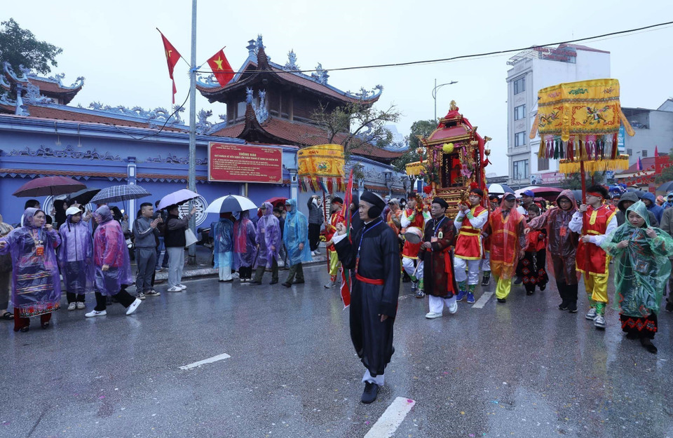 As the largest festival in Lang Son province, it was recognised as a national intangible cultural heritage by the Ministry of Culture, Sports, and Tourism in 2015. In the photo: The palanquin procession of Quan Lon Tuan Tranh from Ky Cung Temple to pay tribute to Than Cong Tai at Ta Phu Temple. (Photo: VNA)