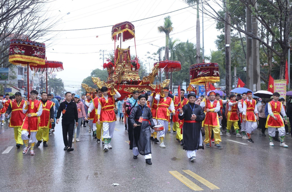 The procession passes through the streets of Lang Son city on its way from Ky Cung Temple to Ta Phu Temple. (Photo: VNA)
