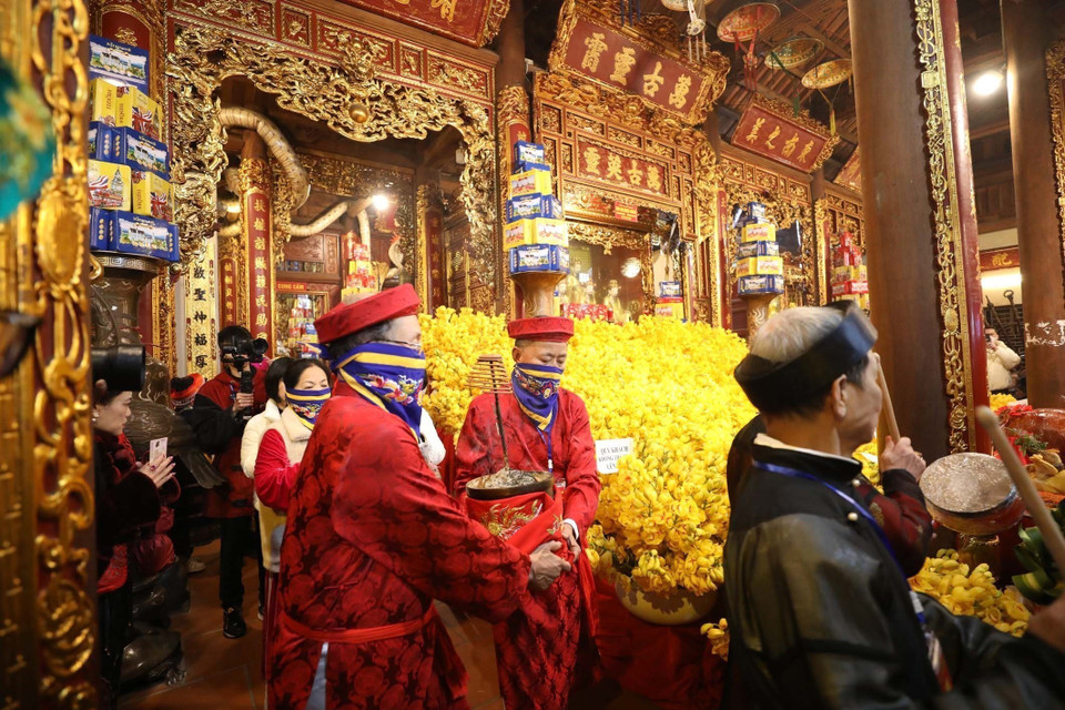 The incense bowl of Quan Lon Tuan Tranh is carried from Ky Cung Temple to the palanquin for the procession to Ta Phu Temple. (Photo: VNA)