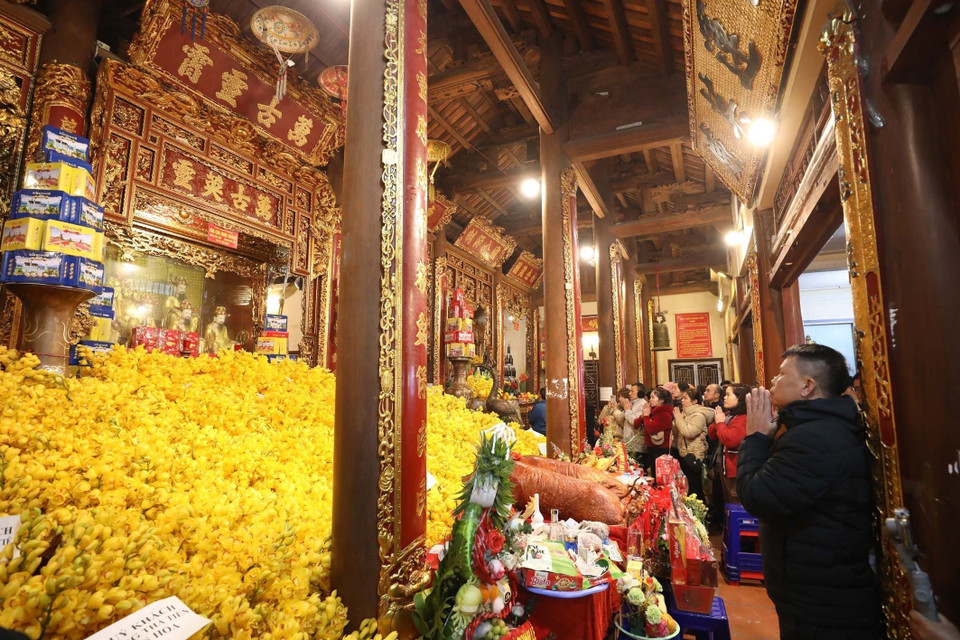 Locals and visitors offer incense at Ky Cung Temple. (Photo: VNA)