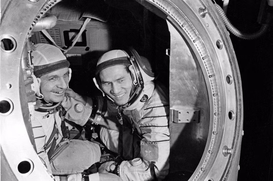 Pilot Pham Tuan (right) becomes Vietnam’s first astronaut, flying into space aboard Soyuz 37 alongside Soviet cosmonaut Viktor Gorbatko on July 23, 1980. (Photo: VNA)