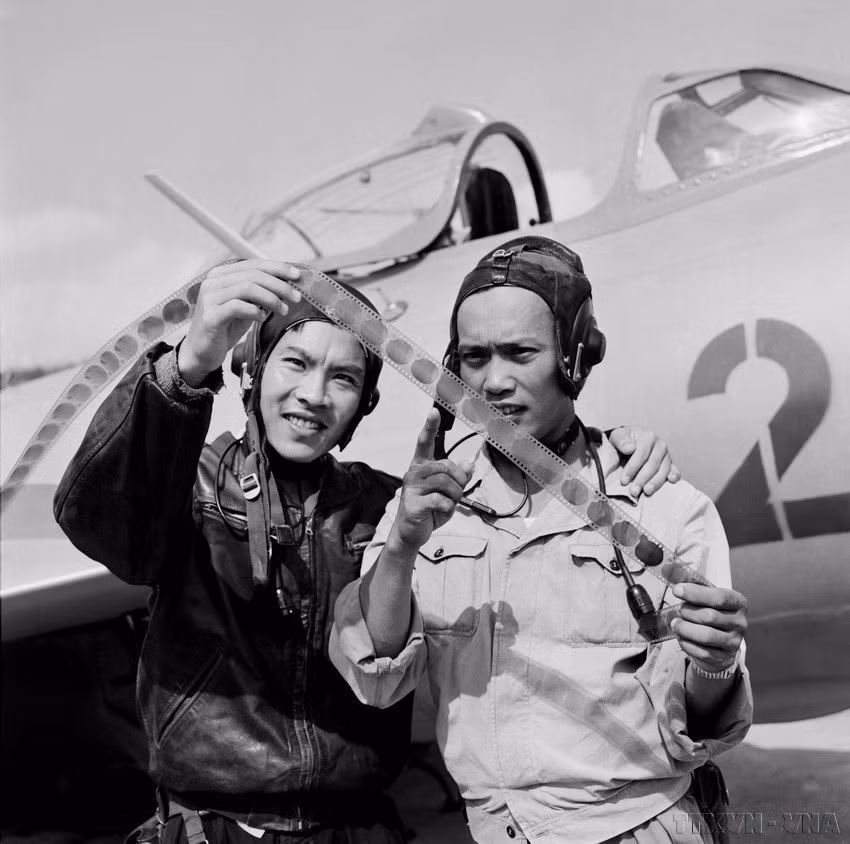 Pilots Tran Hanh and Pham Ngoc Lan (right), two outstanding Vietnamese Air Force pilots who downed multiple US aircraft, review combat footage after successfully completing a mission. (Photo: VNA)