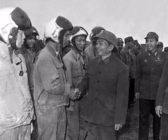 General Vo Nguyen Giap visits and extends Lunar New Year wishes to officers and soldiers of Regiment 921 – the Red Star Air Force Brigade on the occasion of the 1975 Lunar New Year (January 1975). (Photo: VNA)