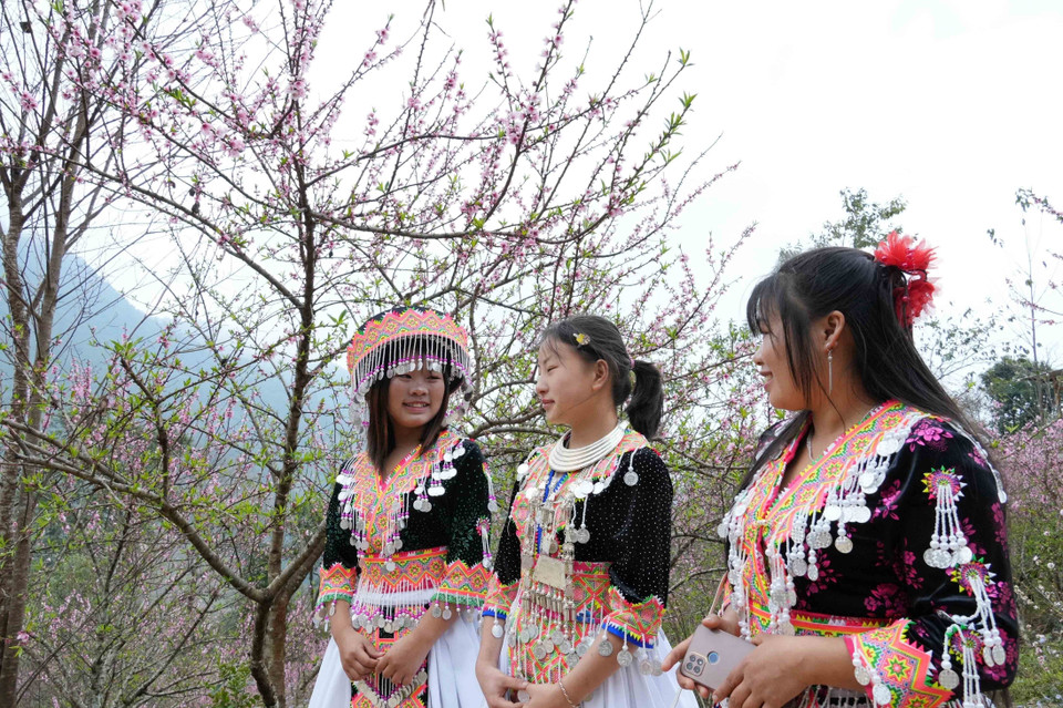 Mong ethnic girls in striking traditional attire enjoy themselves at the Sin Suoi Ho tourism village (Lai Chau province). (Photo: VNA)