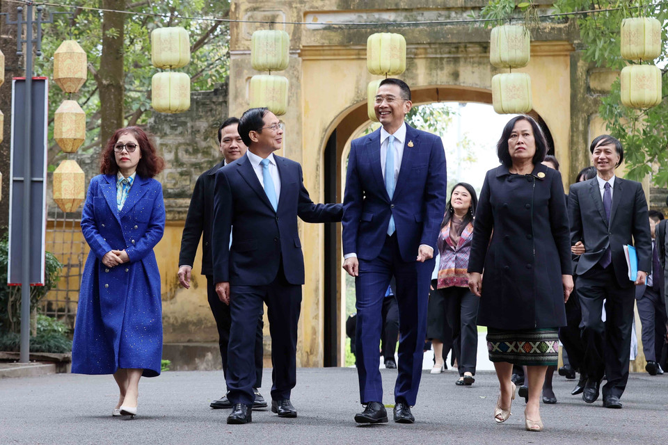 Deputy PM and FM Bui Thanh Son and Thai FM Maris Sangiampongsa together with their spouses visit the Thang Long Imperial Citadel. (Photo: VNA)