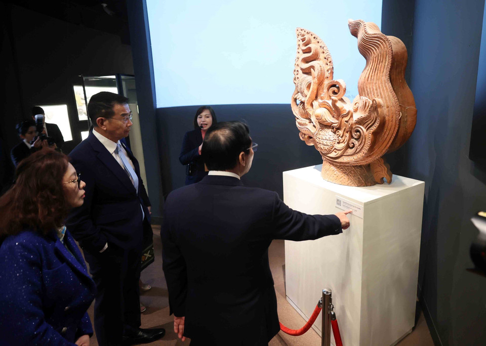 Deputy PM and FM Bui Thanh Son and Thai FM Maris Sangiampongsa together with their spouses visit the Thang Long Imperial Citadel. (Photo: VNA)