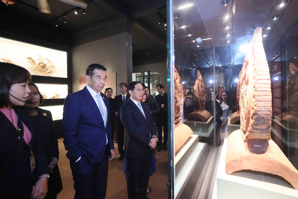 Deputy PM and FM Bui Thanh Son and Thai FM Maris Sangiampongsa together with their spouses visit the Thang Long Imperial Citadel. (Photo: VNA)
