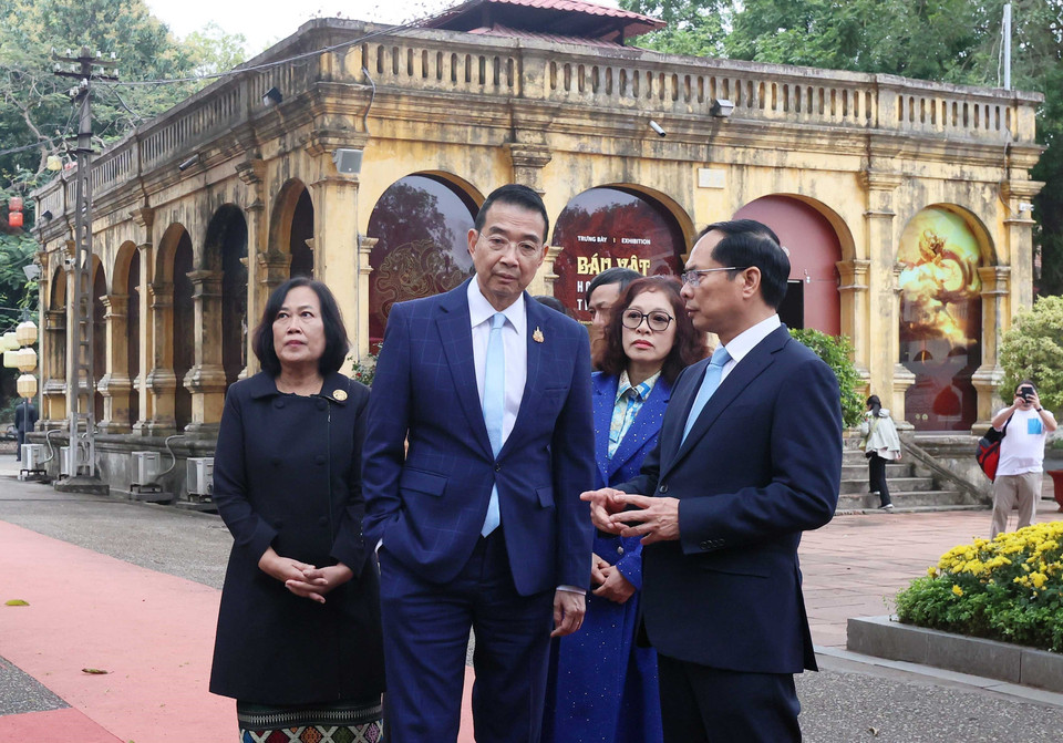 Deputy PM and FM Bui Thanh Son and Thai FM Maris Sangiampongsa together with their spouses visit the Thang Long Imperial Citadel. (Photo: VNA)