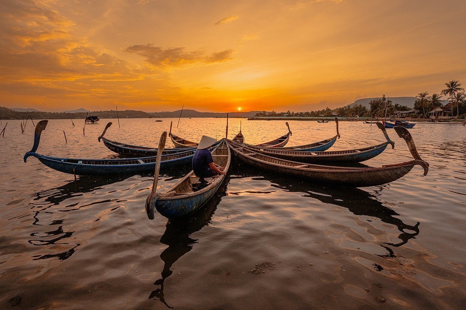 A brilliant sunset lights up O Loan lagoon. (Photo: VNA)