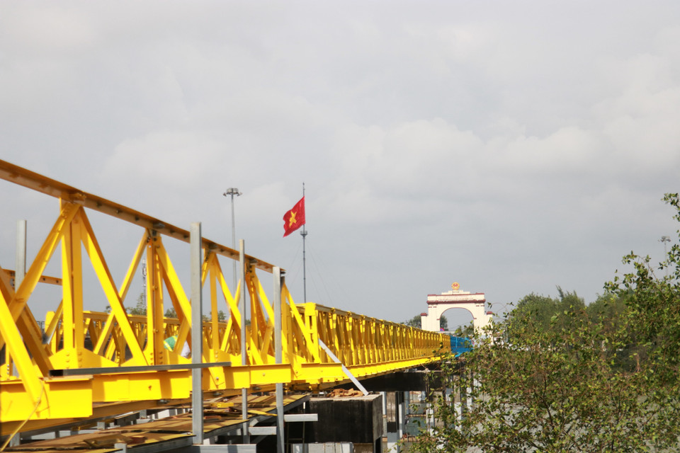 The bridge railing and steel frame are painted in blue and yellow. (Photo: VNA)