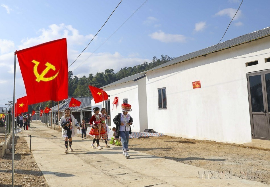 New housing for flood victims in Huoi Ke residential area, Muong Pon commune, in the northern mountainous province of Dien Bien. The construction costs are supported by the Ministry of National Defence (Dien Bien, December 28, 2024). (Photo: VNA)
