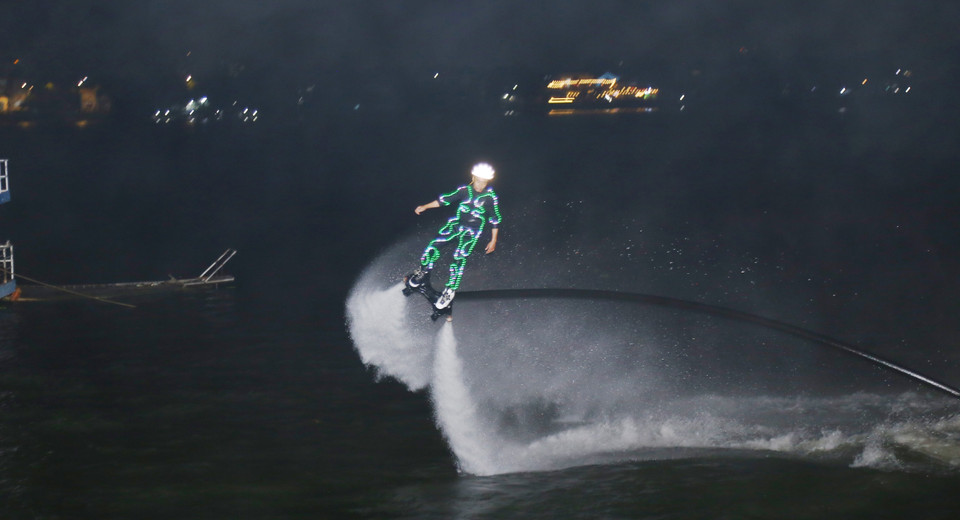 Water-surface movements during the performance create moments of surprise and excitement for local spectators. (Photo: VNA)