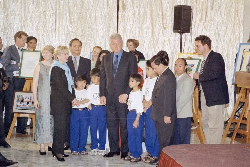 US President Bill Clinton and First Lady meet Vietnamese victims of unexploded ordnance left from the war during his official visit to Vietnam (November 18, 2000). President Clinton was the first US head of state to visit Vietnam since the war ended 25 years earlier. Photo: VNA