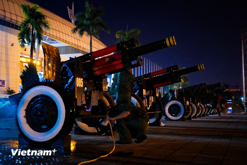 On the evening of August 18, numerous other military equipment for the parade are also transported to central Hanoi. (Photo: Vietnam+)