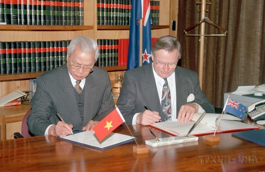 · New Zealand Prime Minister Jim Bolger and Prime Minister Vo Van Kiet of Vietnam initial the Vietnam–New Zealand Economic and Trade Cooperation Agreement (May 26, 1993). (Photo: Minh Dao – VNA)