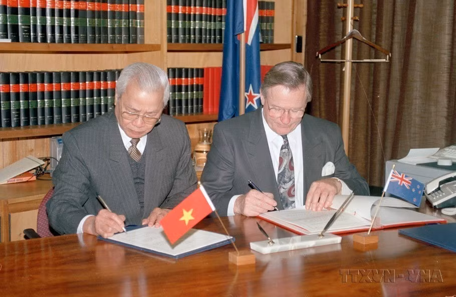 · New Zealand Prime Minister Jim Bolger and Prime Minister Vo Van Kiet of Vietnam initial the Vietnam–New Zealand Economic and Trade Cooperation Agreement (May 26, 1993). (Photo: Minh Dao – VNA)