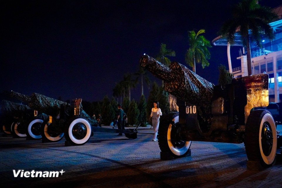 Each artillery piece weighs up to 2.5 tonnes and is towed by Kmaz artillery tractors. (Photo: Vietnam+)