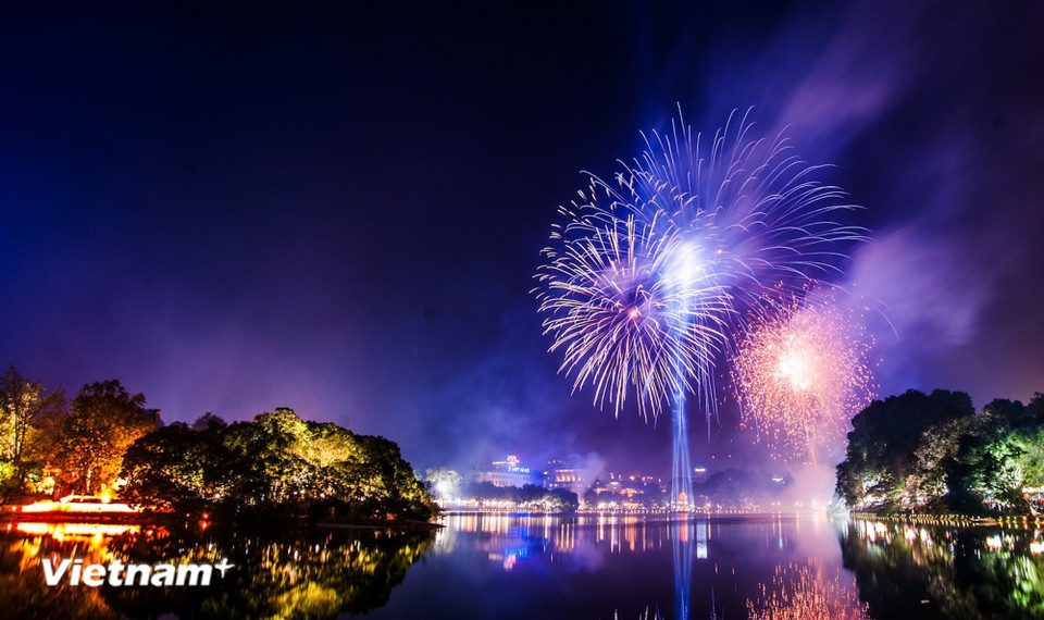 The Lunar New Year fireworks over Hoan Kiem Lake possess a beauty that is both dazzling and sacred, reflecting the collective heartbeat of the city during the transition of the seasons. (Photo: Vietnam+)