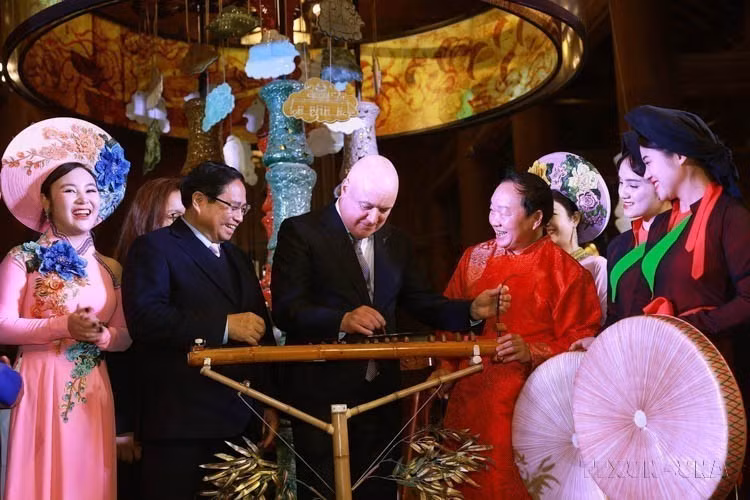 · Prime Minister Christopher Luxon of New Zealand and Prime Minister Pham Minh Chinh experience traditional Vietnamese musical instruments at the Temple of Literature in Hanoi (February 27, 2025). (Photo: Duong Giang – VNA)