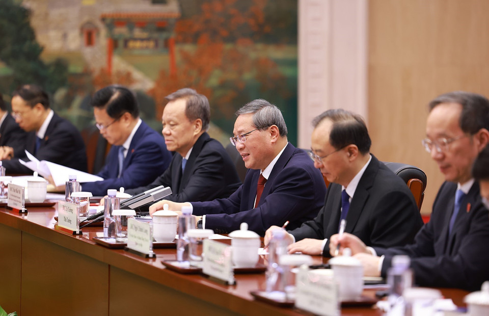 Premier Li Qiang and members of the Chinese delegation at the talks. (Photo: Duong Giang/VNA)