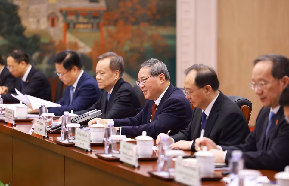 Premier Li Qiang and members of the Chinese delegation at the talks. (Photo: Duong Giang/VNA)