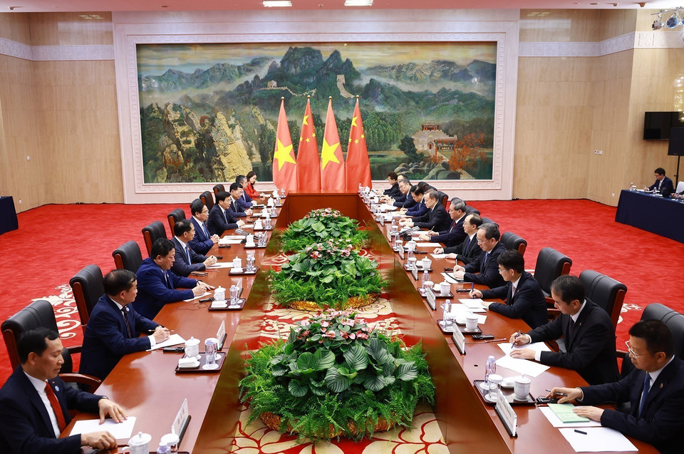 Vietnamese and Chinese delegations hold in-depth discussions on issues of mutual concern. (Photo: Duong Giang/VNA)