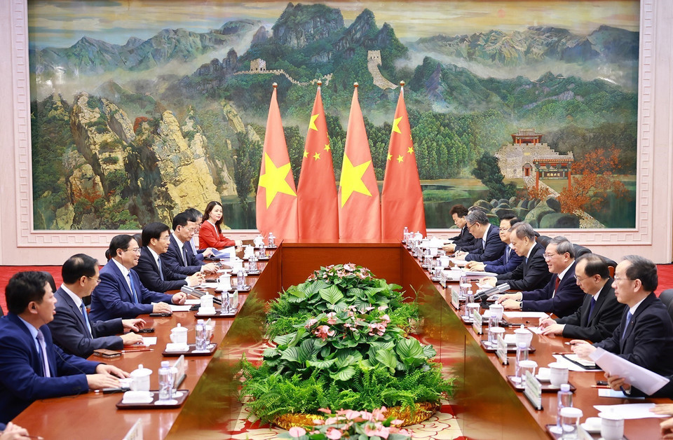 The two government leaders engage in discussions on strengthening cooperation across various sectors. (Photo: Duong Giang/VNA)