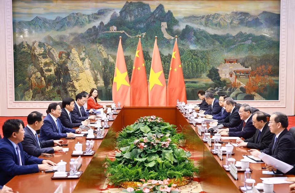 The two government leaders engage in discussions on strengthening cooperation across various sectors. (Photo: Duong Giang/VNA)