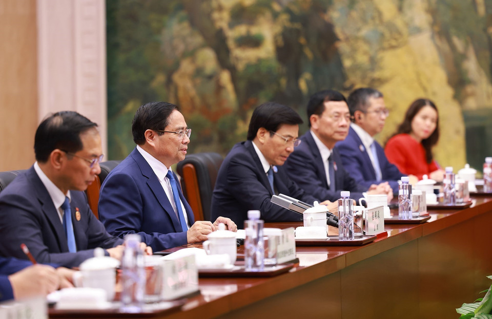 Prime Minister Pham Minh Chinh and members of the Vietnamese delegation at the talks. (Photo: Duong Giang/VNA)