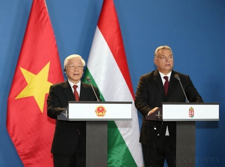 Party General Secretary Nguyen Phu Trong and Prime Minister Viktor Orbán announce upgrade of bilateral ties to Comprehensive Partnership (Budapest, September 10, 2018). (Photo: VNA)