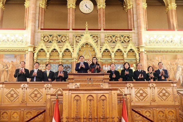 Prime Minister Pham Minh Chinh and spouse visit the Hungarian Parliament building (Budapest, January 19, 2024). (Photo: VNA)