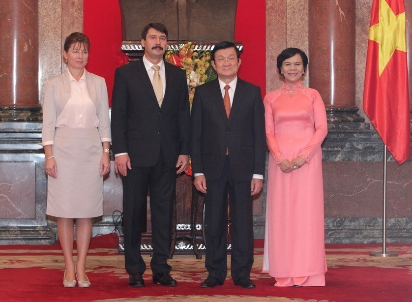 President Truong Tan Sang and spouse welcome Hungarian President Ader János and spouse on a state visit to Vietnam (Hanoi, November 27, 2014). (Photo: VNA)