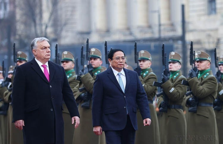 Prime Minister Viktor Orbán hosts welcome ceremony for Prime Minister Pham Minh Chinh on official visit to Hungary (Budapest, January 18, 2024). (Photo: VNA)