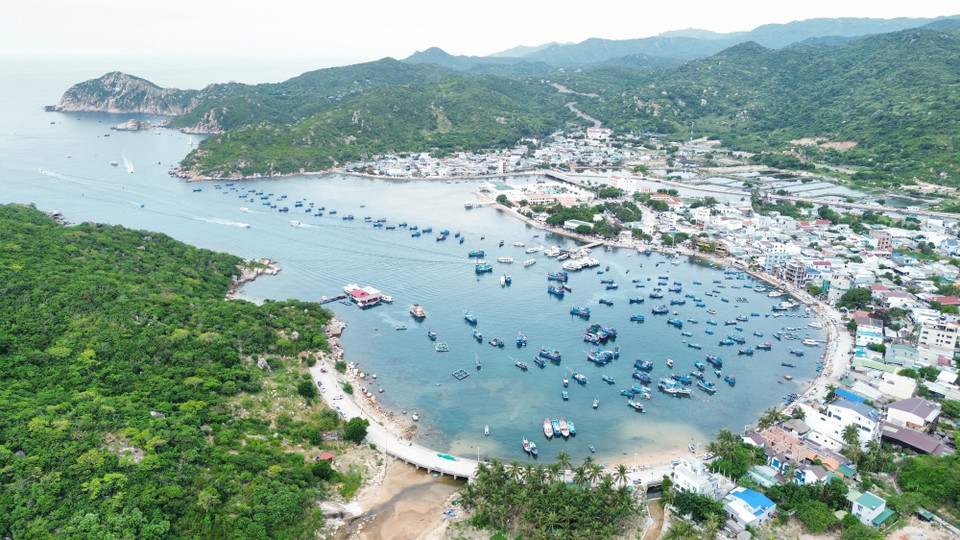 The poetic beauty of Vinh Hy Bay, Vinh Hai commune, Khanh Hoa province (Photo: VNA)