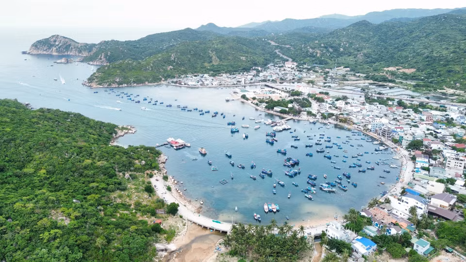 The poetic beauty of Vinh Hy Bay, Vinh Hai commune, Khanh Hoa province (Photo: VNA)