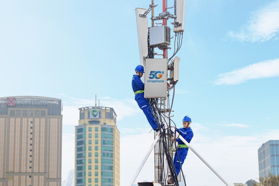 VNPT is expediting the installation of VinaPhone 5G infrastructure and base stations nationwide. (Photo: VNA)