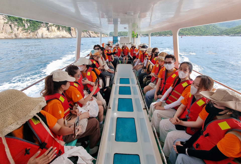 Tourists explore Vinh Hy Bay on a glass-bottom boat, Vinh Hai commune, Khanh Hoa province. (Photo: VNA)