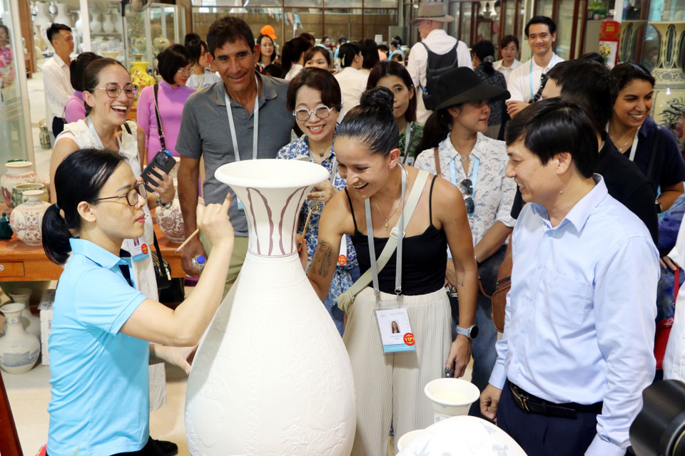 Foreign guests explore the intricate pottery-making process. (Photo: VNA)