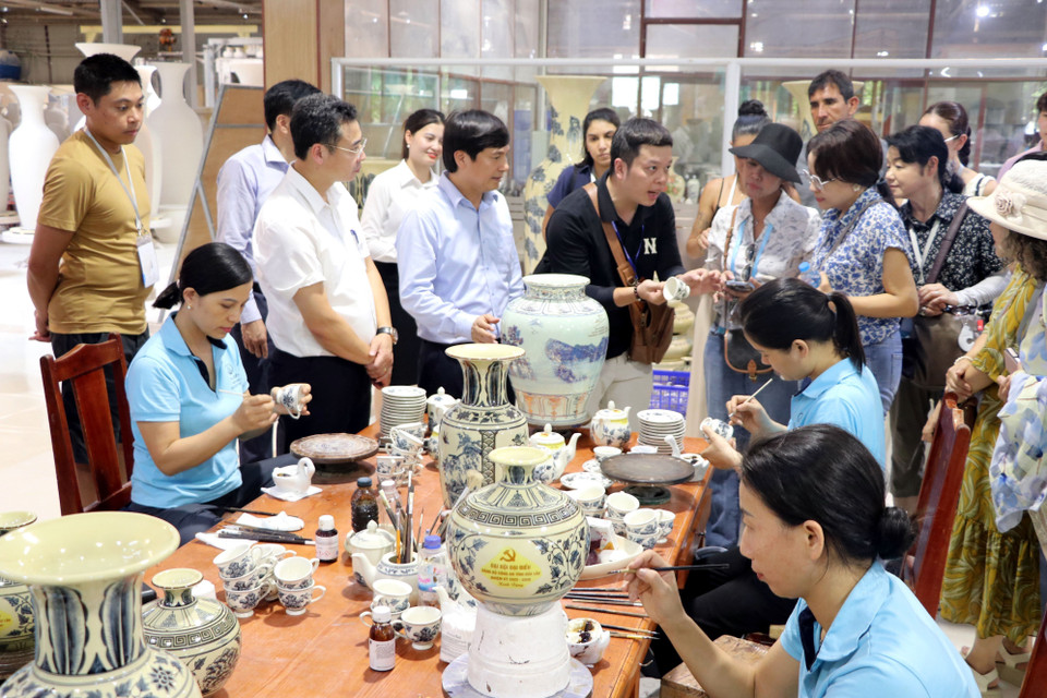 Foreign guests explore the intricate pottery-making process. (Photo: VNA)