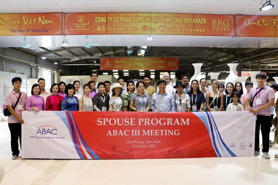 Foreign guests visit Chu Dau Pottery JSC. (Photo: VNA)
