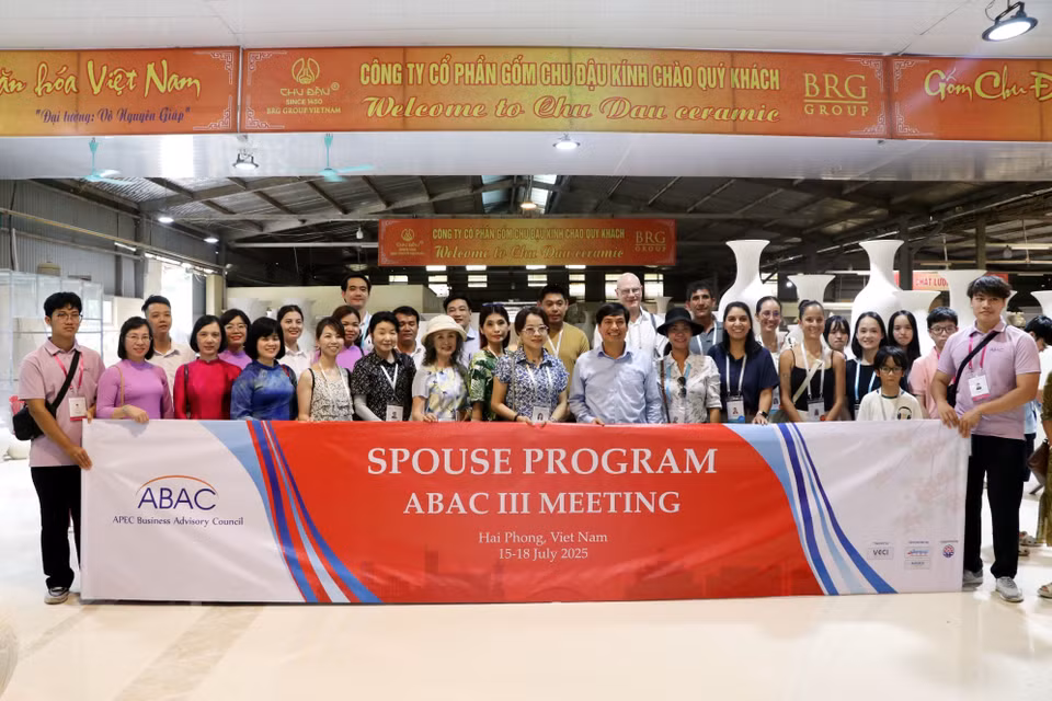 Foreign guests visit Chu Dau Pottery JSC. (Photo: VNA)