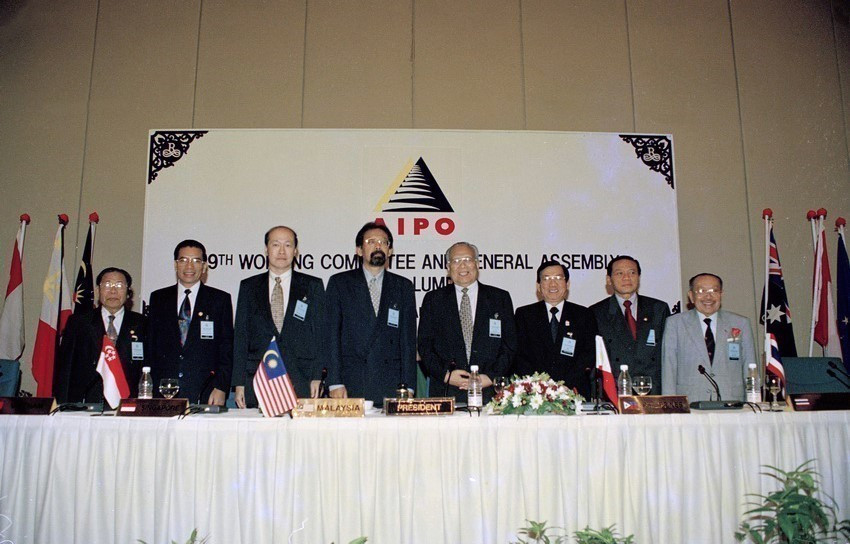 A Vietnamese National Assembly delegation led by Chairman Nong Duc Manh attends the 19th AIPO General Assembly in Kuala Lumpur, Malaysia (August 24 – 28, 1998). (Photo: VNA)