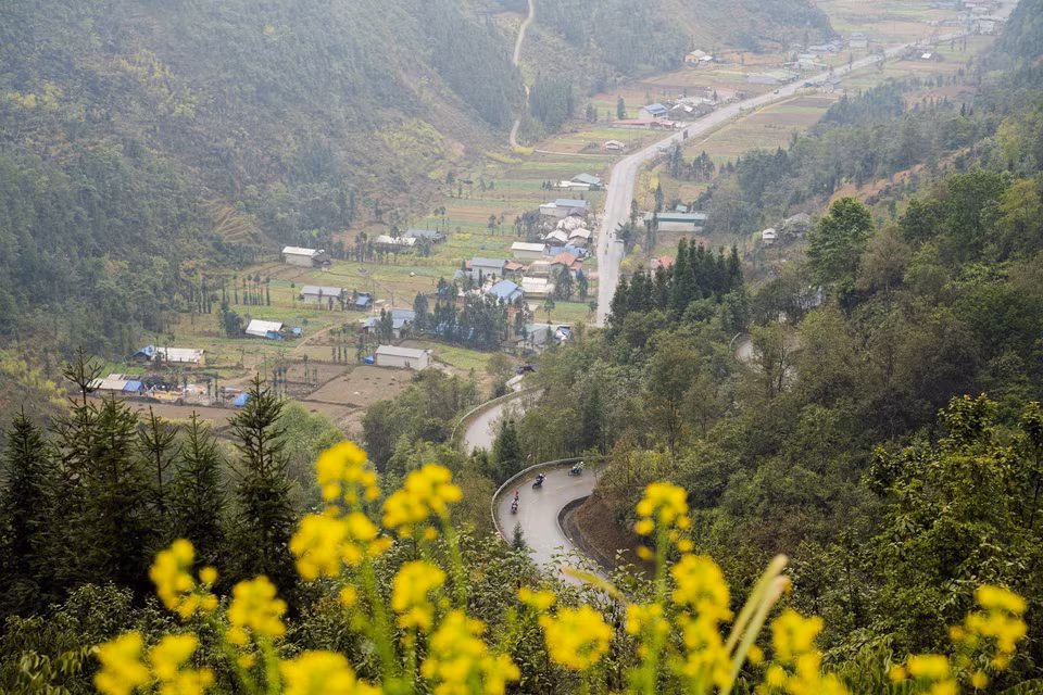 Pho Cao is a highland commune in Dong Van district, Ha Giang province, long renowned for its picturesque landscapes, traditional earthen houses showcasing the architectural essence of the Mong ethnic people, and deeply rooted customs. (Photo: VNA)
