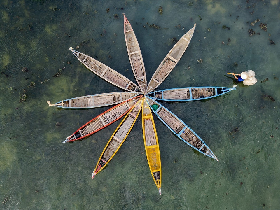 Wooden boats allow visitors to navigate the lagoon with ease while exploring its rich ecosystem. (Photo: VNA)