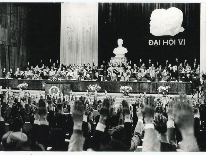 The sixth National Party Congress in December 1986 mapped out the Doi Moi (Renewal) policy and initiated the process of Party-led reforms in Vietnam. This marked a crucial turning point in socialist construction, unleashing national strength and potential to propel the country forward. (Photo: VNA)