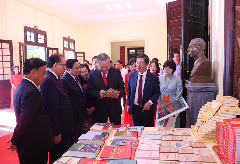 Party General Secretary To Lam and delegates visit the book exhibition area at the congress. (Photo: VNA)